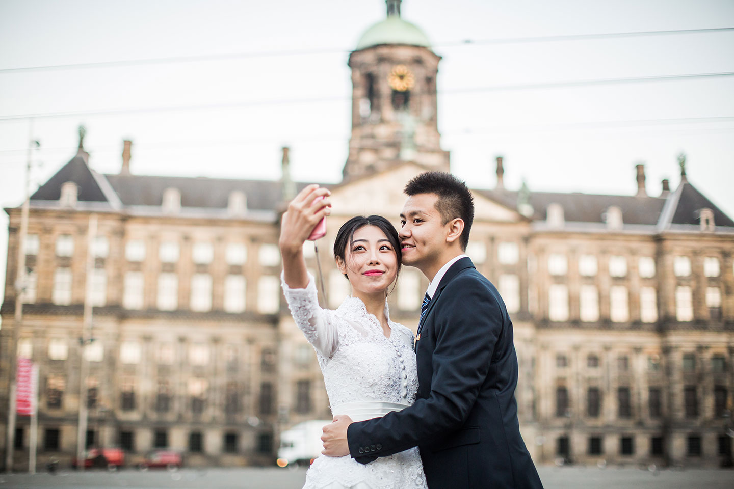Sunrise prewedding shoot in Amsterdam at the Dam Square