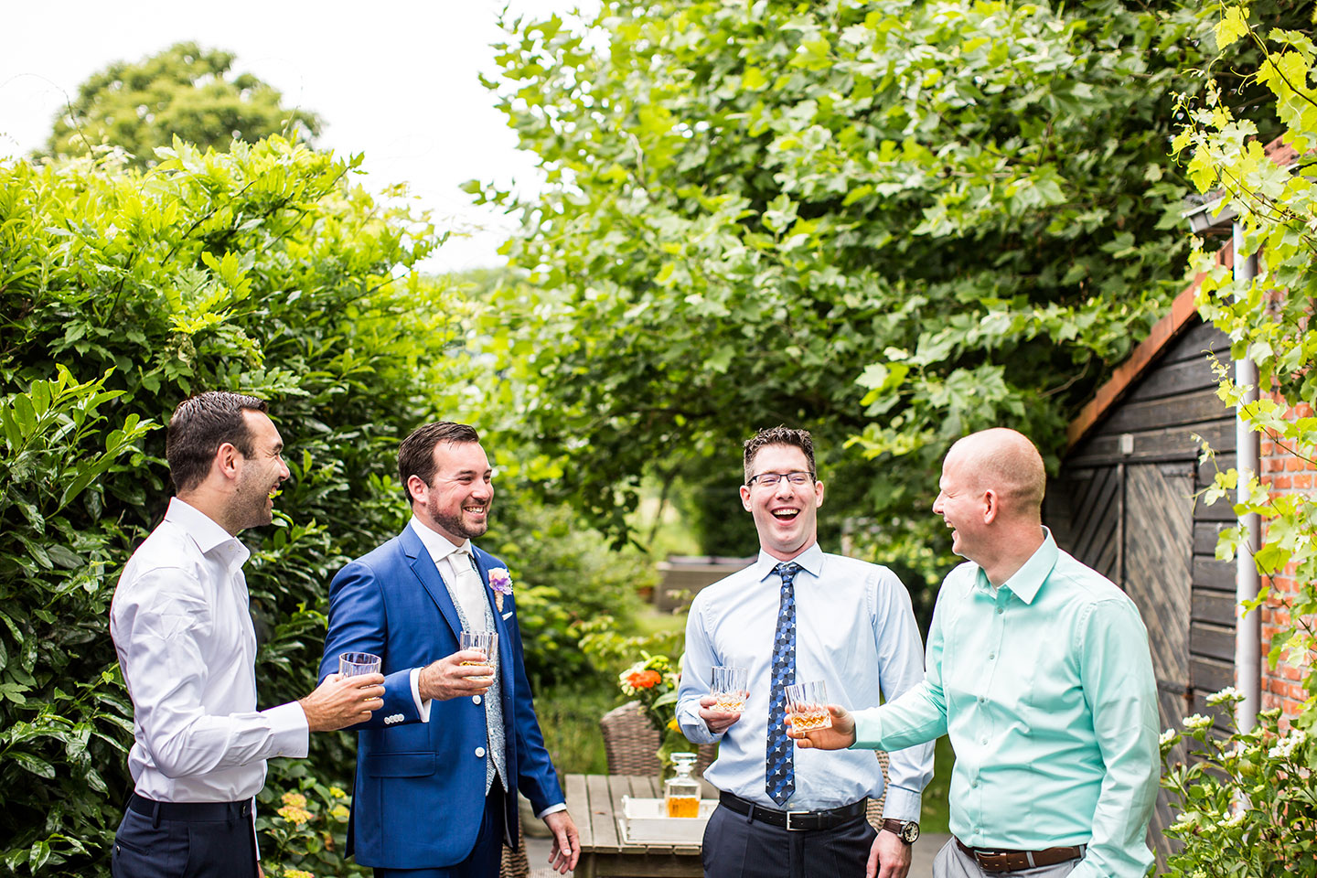 Bruidegom met beste vrienden drinken een borrel voor de bruiloft