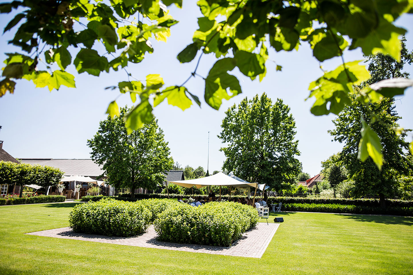 Bruiloft in eigen tuin met safari tent