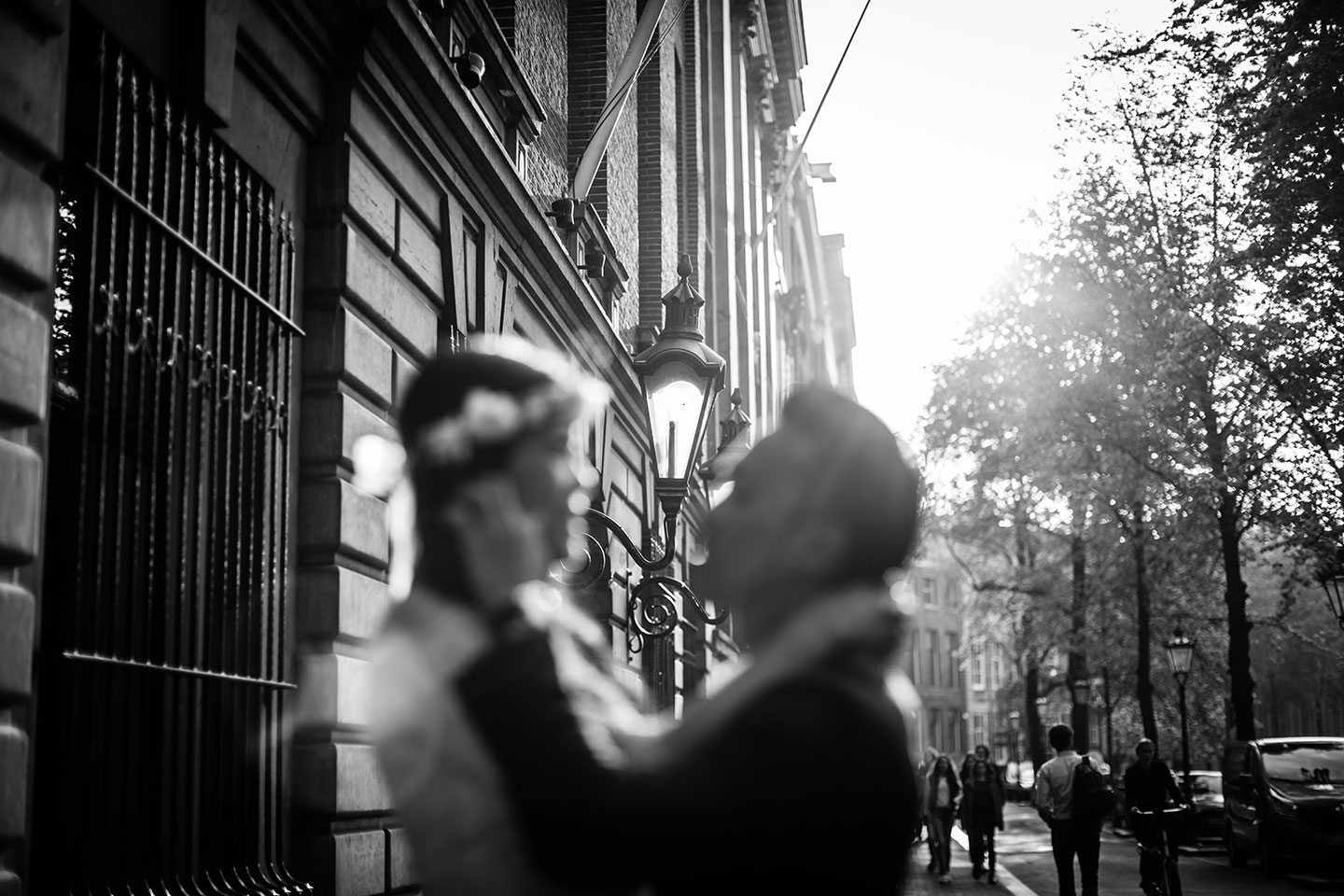 Black and white photoshoot of a couple in Amsterdam