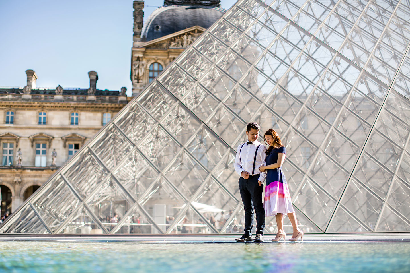Prewedding photoshoot Paris in front of the Louvre Museum glass pyramid