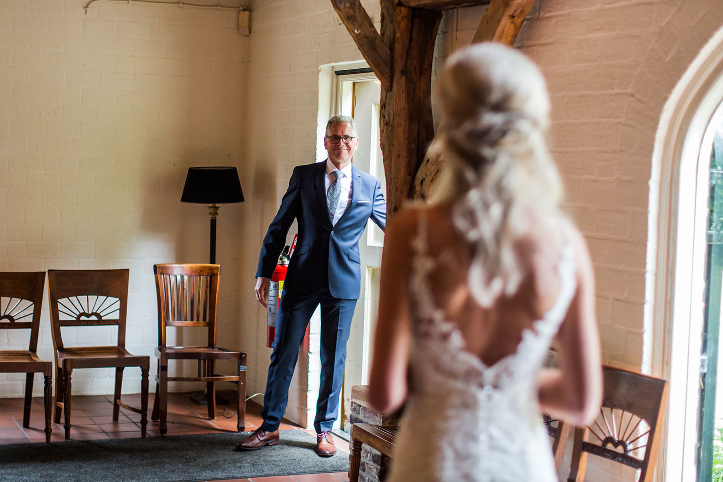 Vader en bruid tijdens een huwelijk bij Kasteel Tongelaar