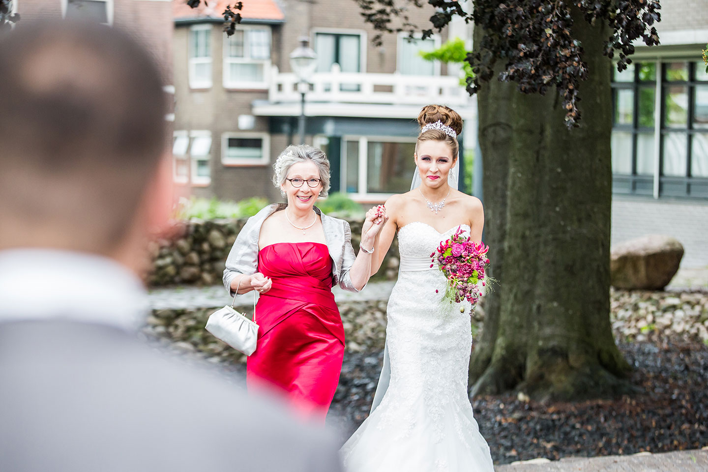 Bruid wordt weggeven door moeder tijdens bruiloft bij Kasteel Coevorden