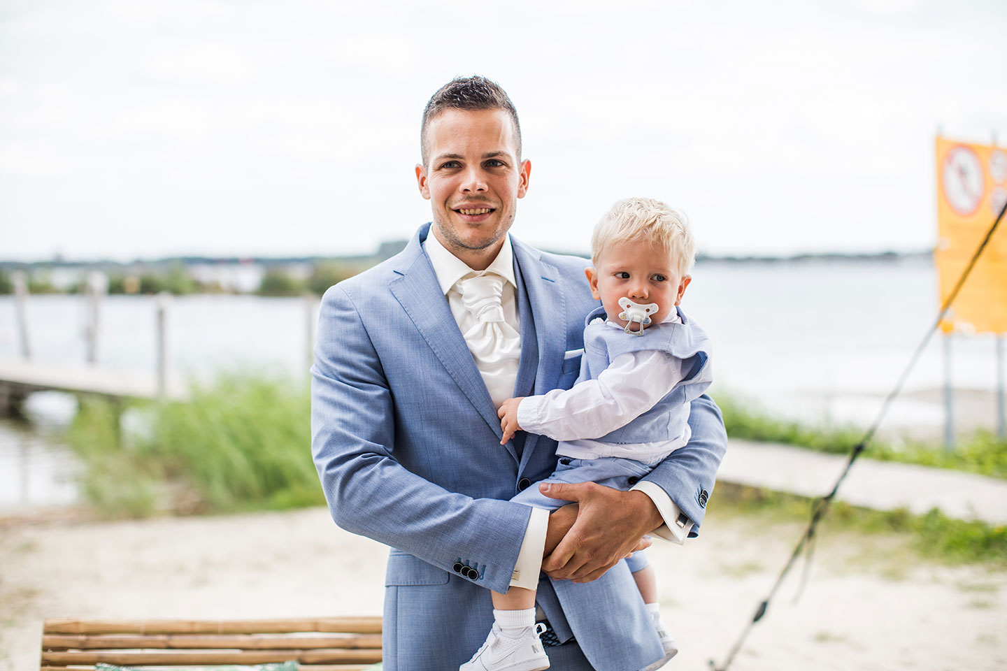 Buiten trouwen op het strans bij Kaap Flevo