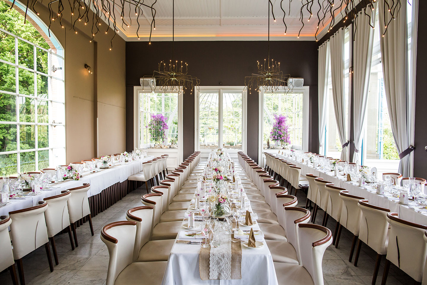 Gedekte tafels voor een bruiloft bij Orangerie Elswout