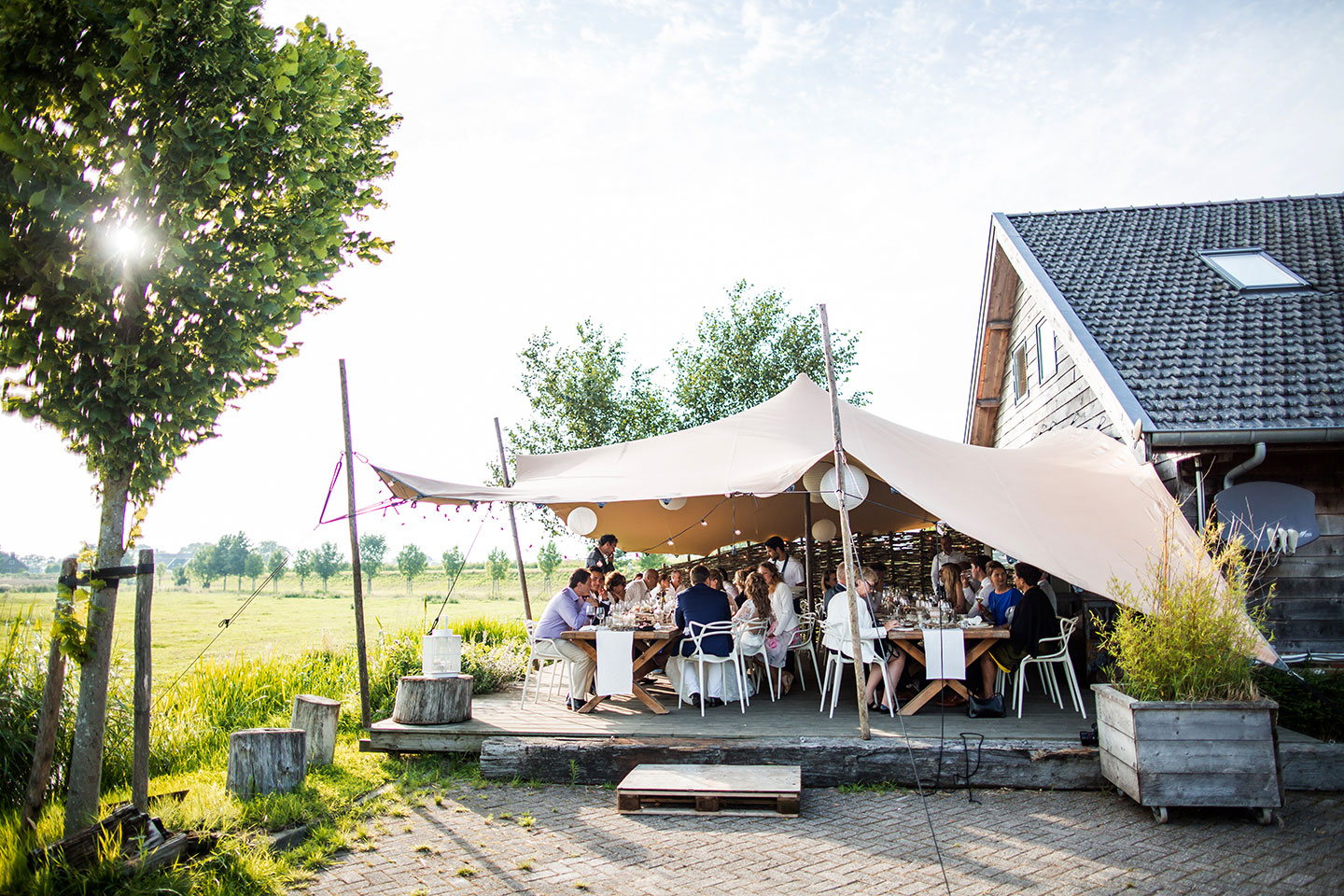 Stretch tenten tijdens een bruiloft bij Villa Oldenhoff in de tuin