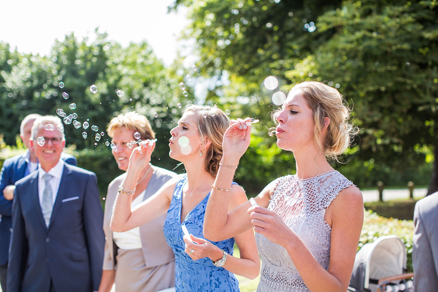 Bellenblaas tijdens bruiloft bij Kasteel Tongelaar