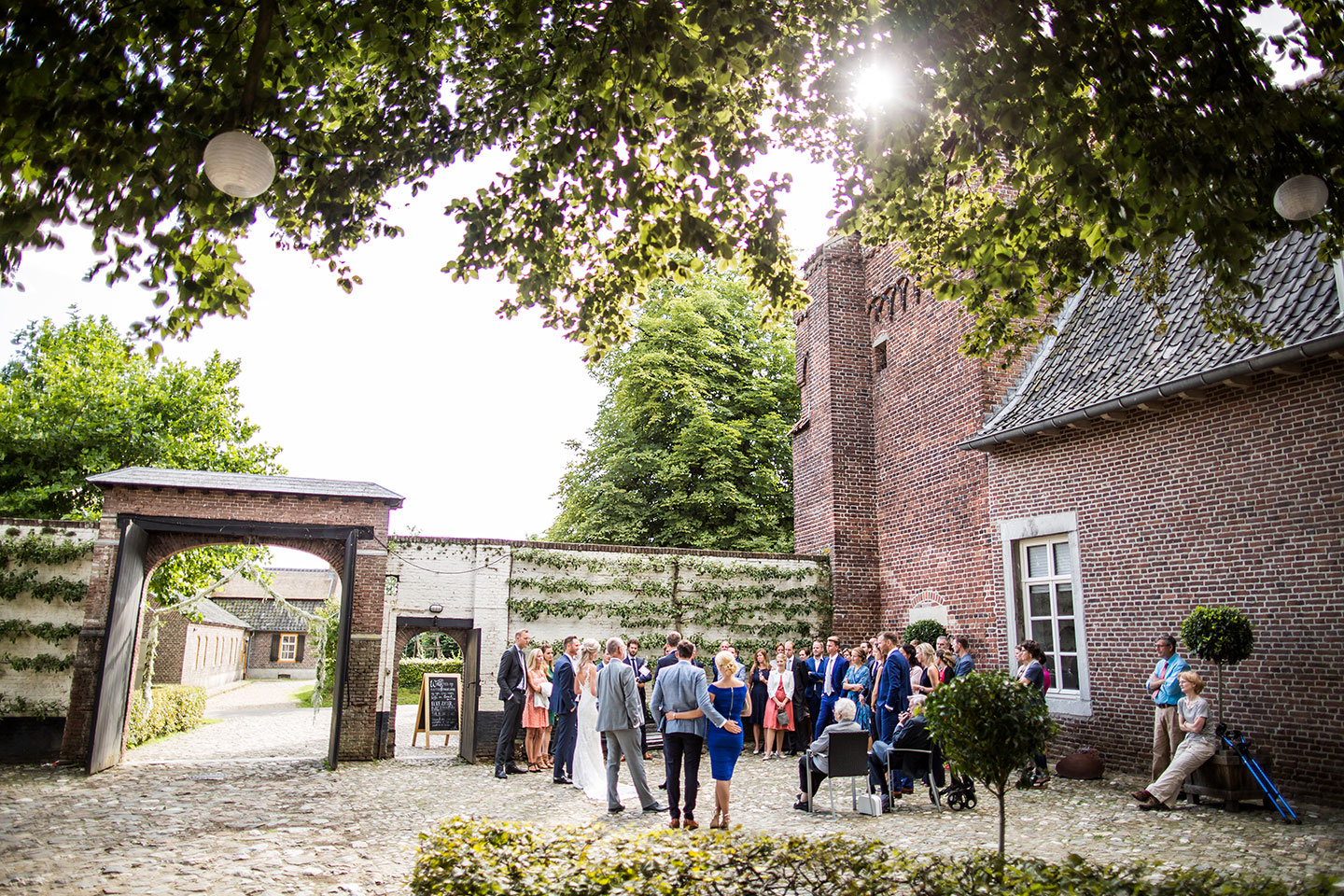 Trouwen op de binnenplaats van Kasteel Tongelaar