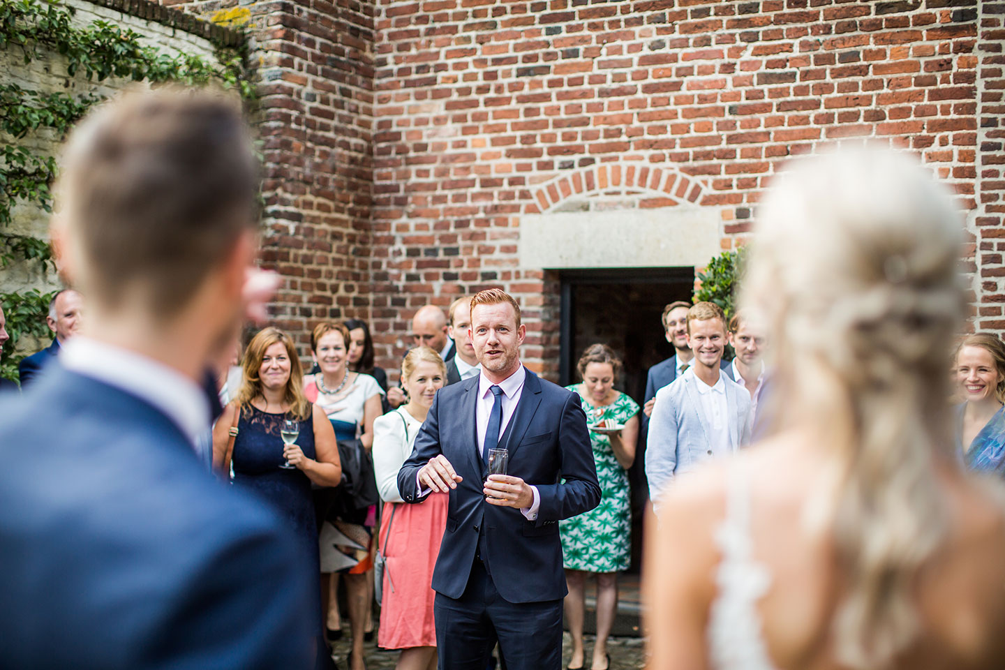 Gast speecht tijdens een bruiloft bij Kasteel Tongelaar