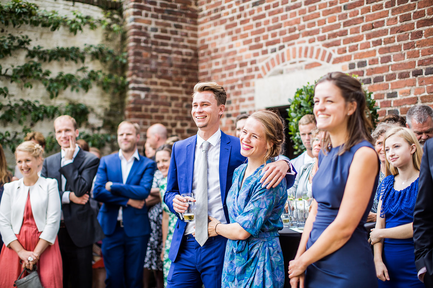 Daggasten op de binnenplaats van Kasteel Tongelaar tijdens een bruiloft