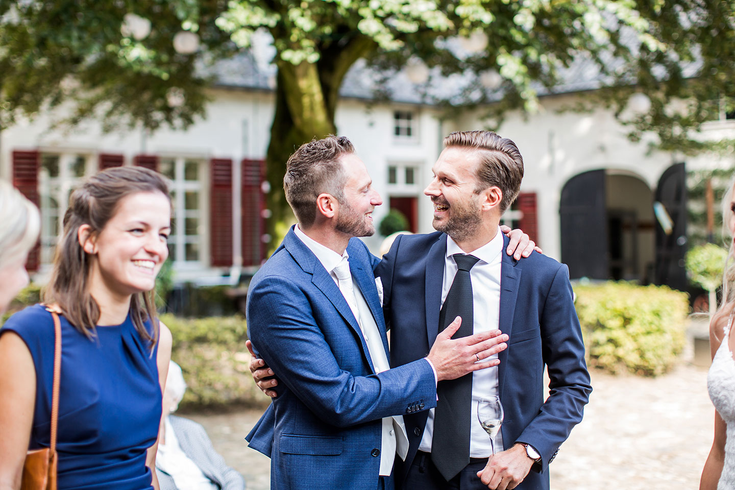 Bruidegom met beste vriend op bruiloft bij Kasteel Tongelaar