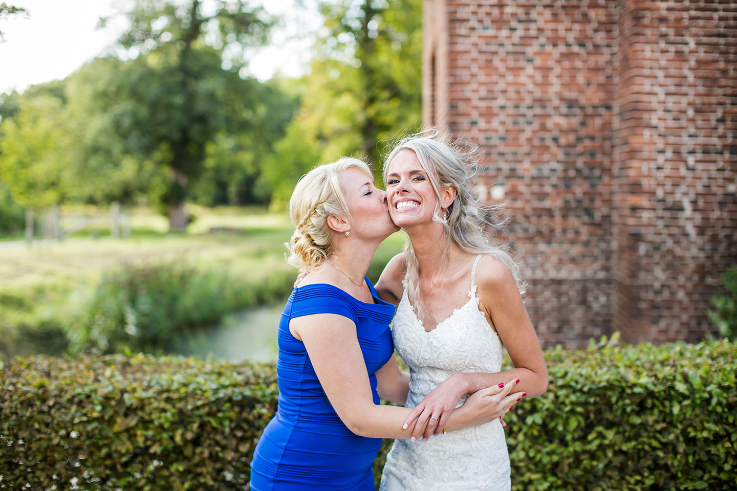 Bruid met beste vriendin tijdens haar huwelijk bij Kasteel Tongelaar