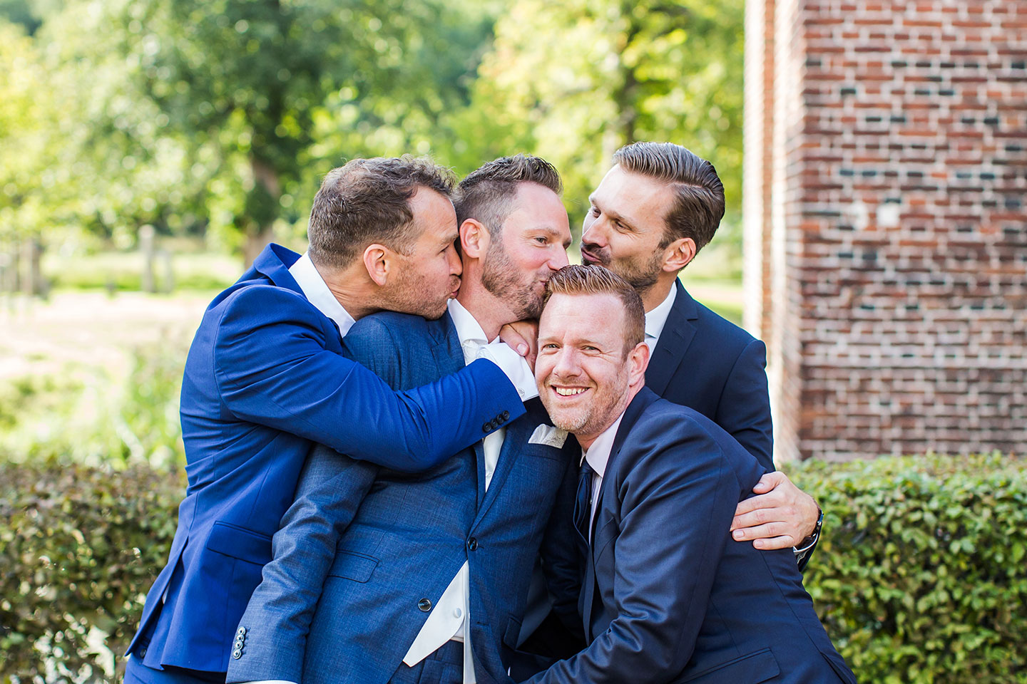 Bruidegom met beste vrienden grappige foto