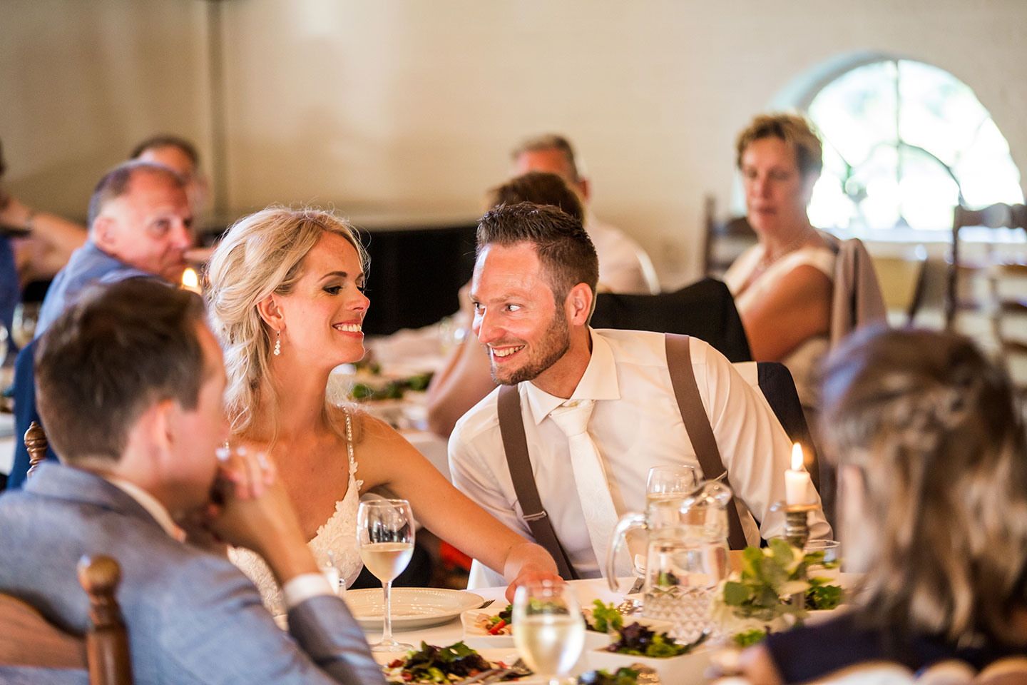 Bruidspaar tijdens het diner van hun huwelijk bij Kasteel Tongelaar
